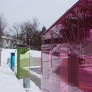 Buswartehäuschen in Form beleuchtbarer Glasboxen